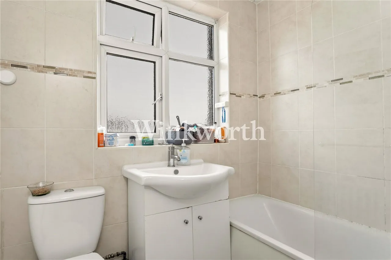 The Larches, London, N13, photo 6