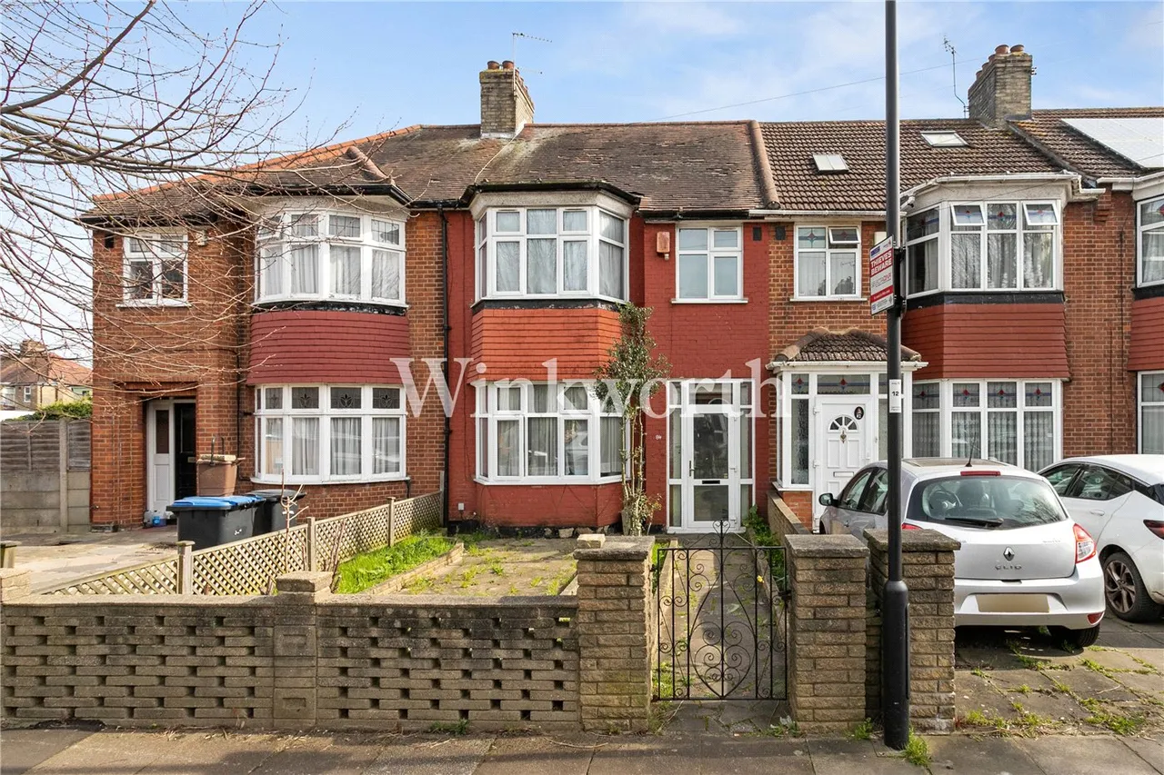 The Larches, London, N13, photo 12