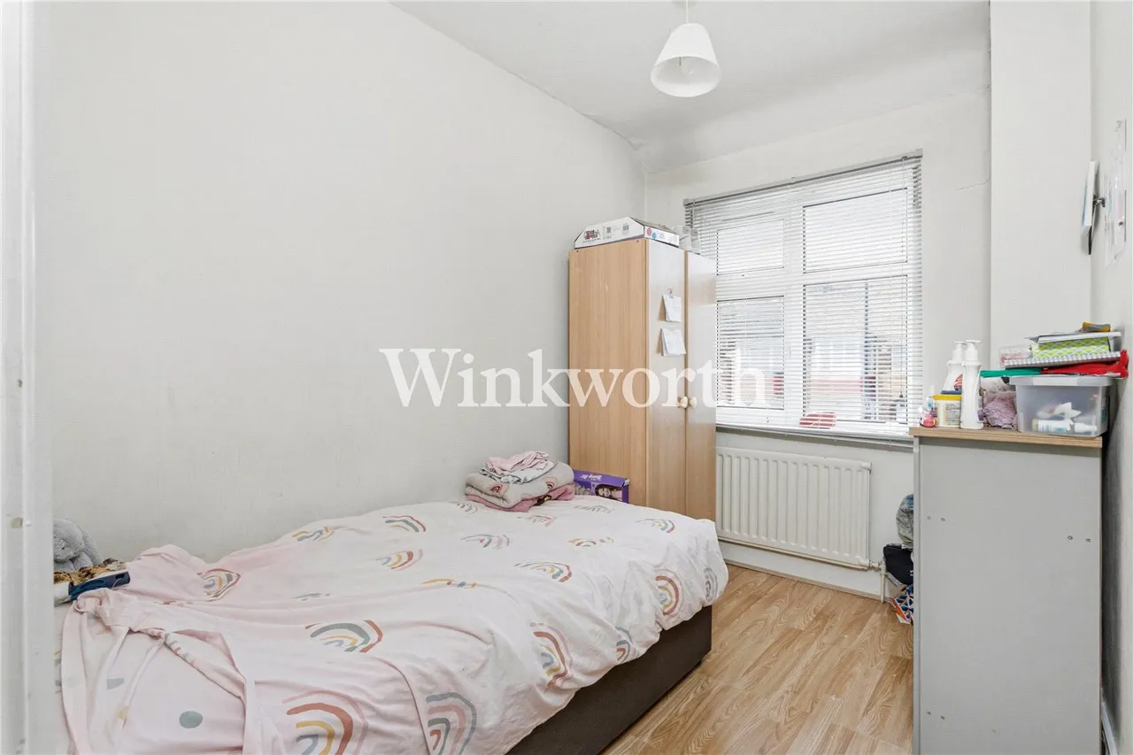 The Larches, London, N13, photo 5