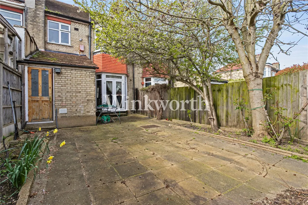 The Larches, London, N13, photo 11