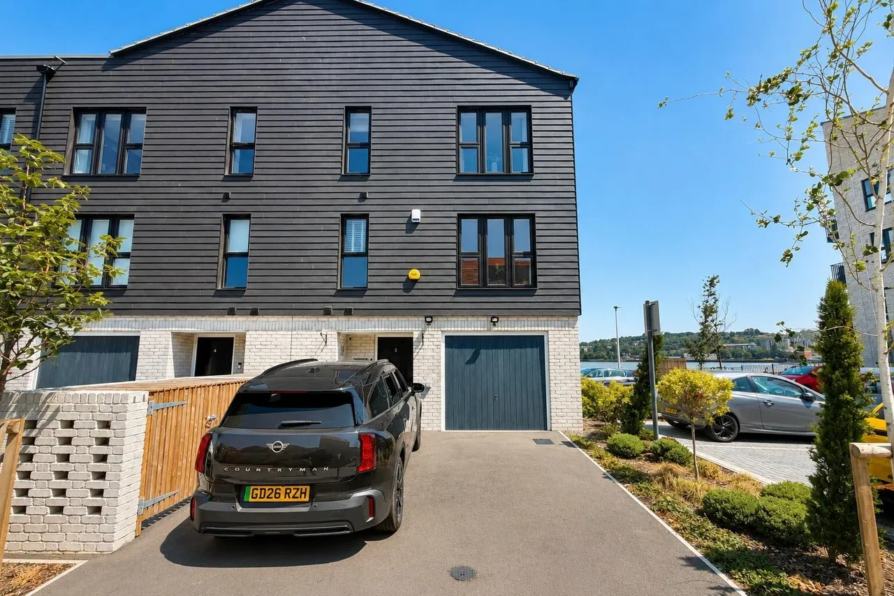 4 bed property for sale — Butterworth Grove, Rochester