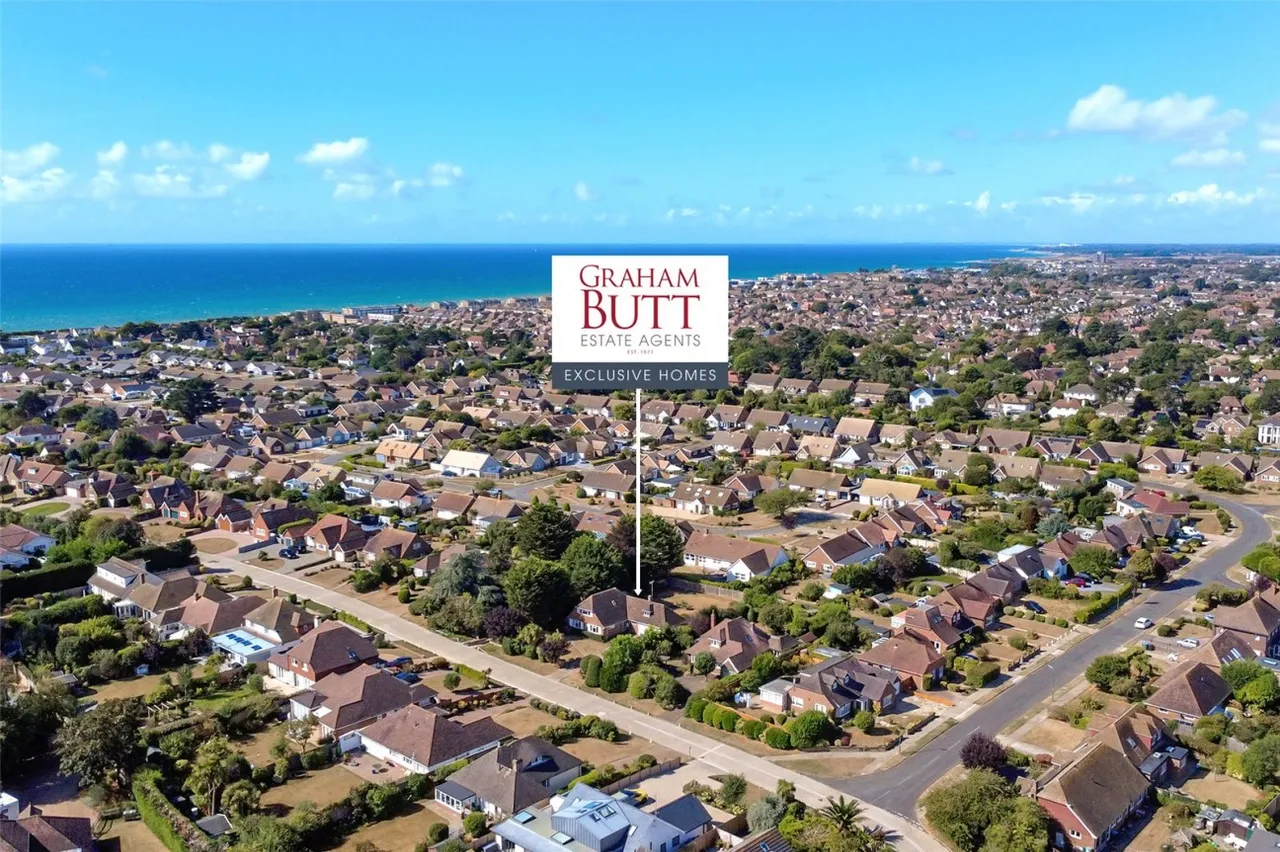 Rustington, BN16, photo 2
