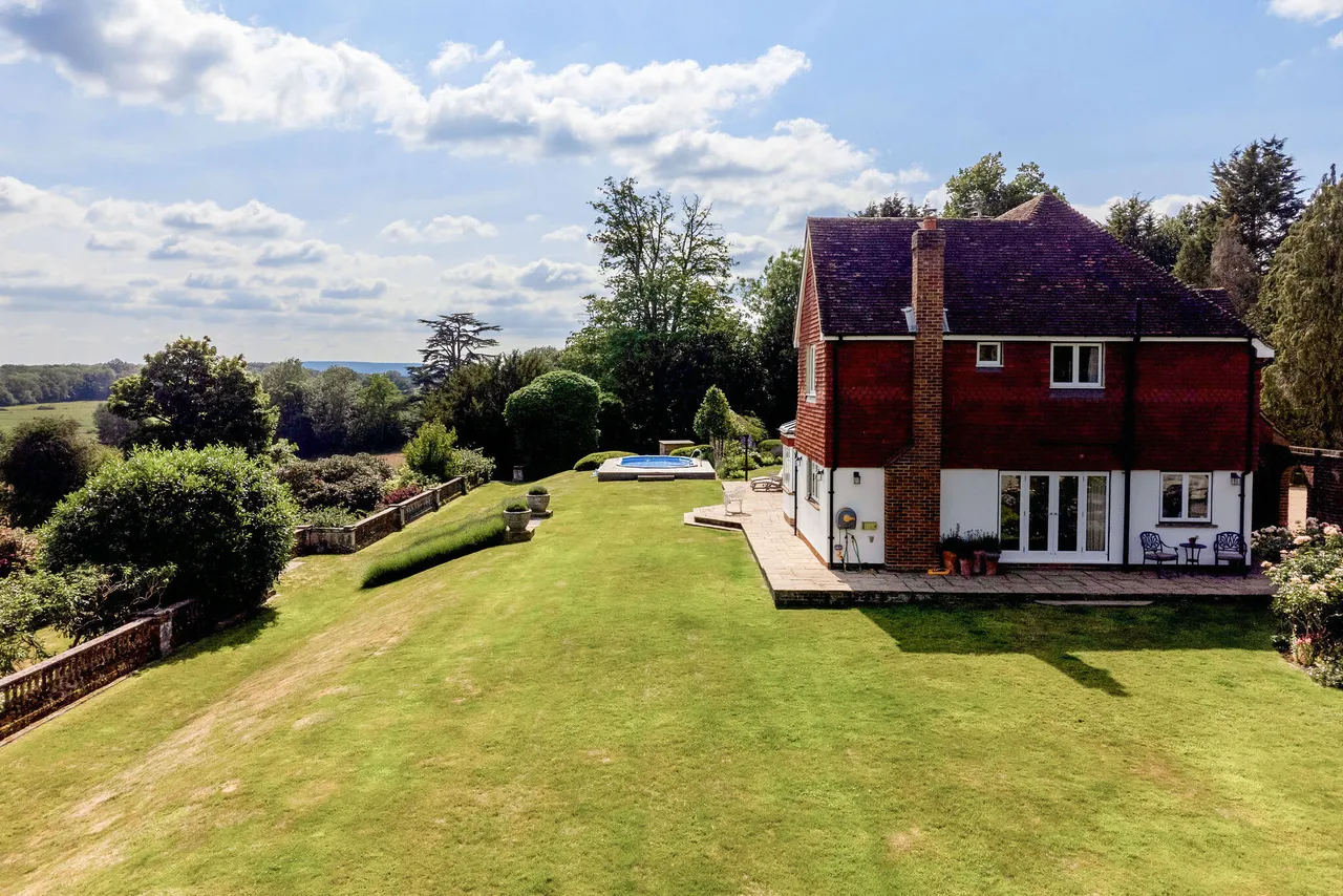 Hall Place, Cranleigh, GU6, photo 4