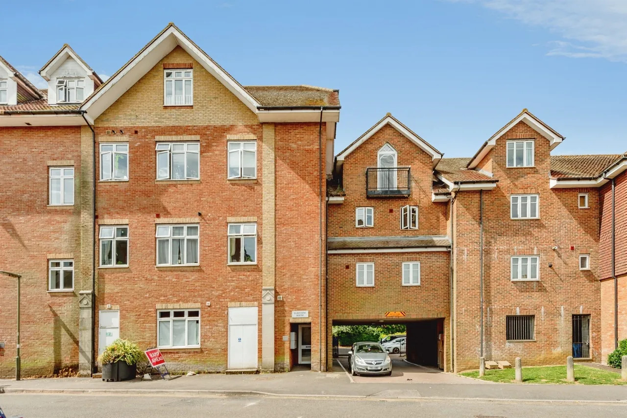 2 bed flat for sale — Lumley Road, Horley