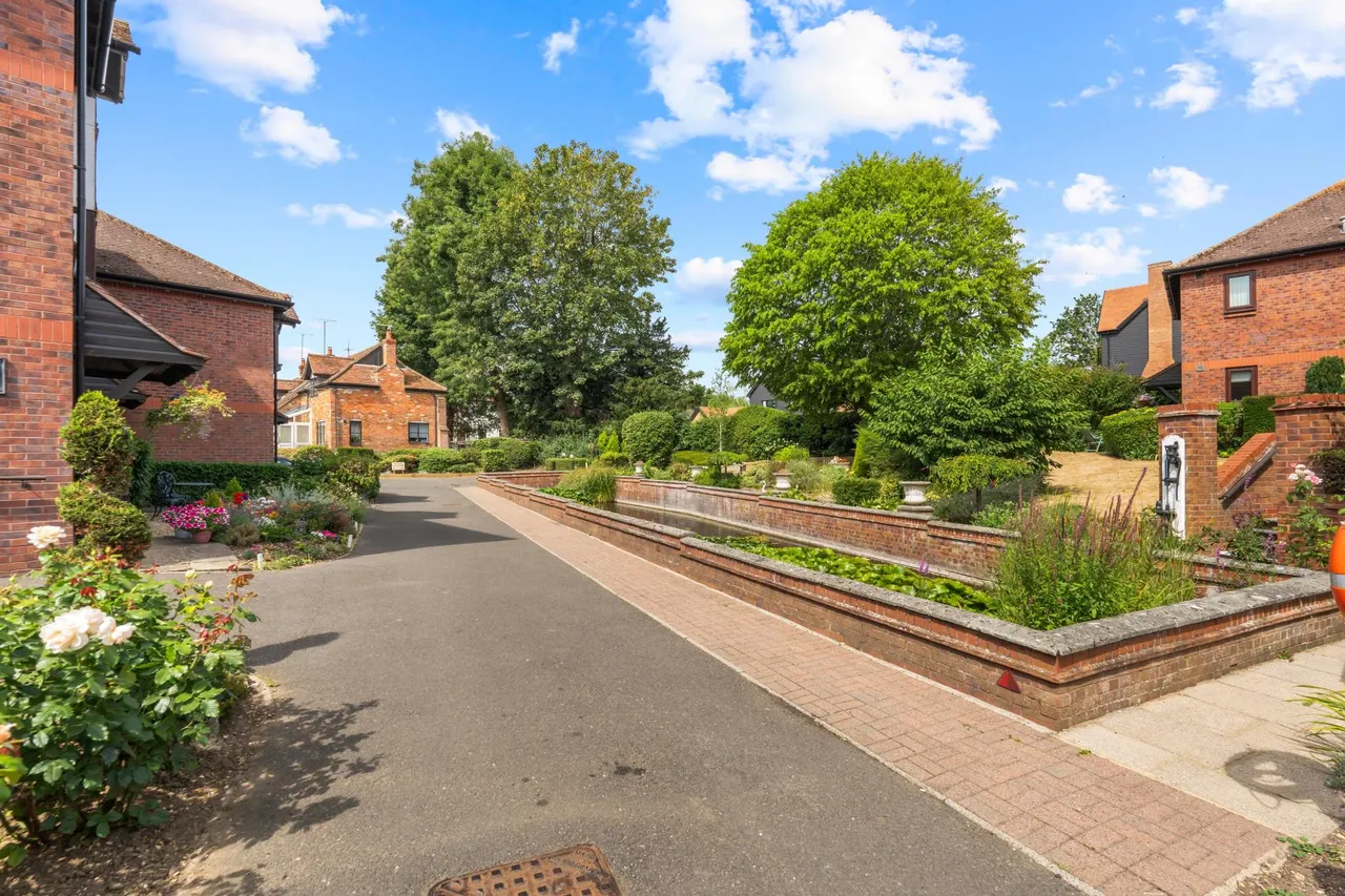 Pond Court The Ridgeway, Codicote, SG4, photo 9