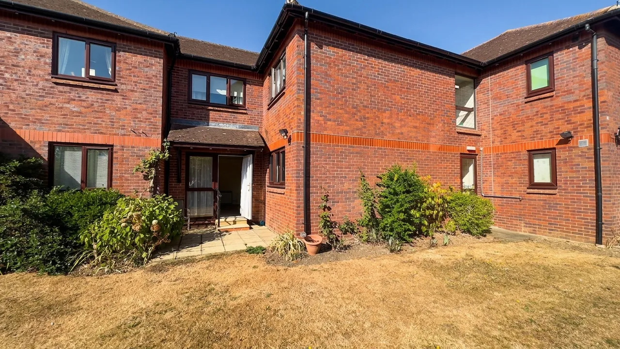 1 bed flat for sale — Pond Court The Ridgeway, Codicote, SG4