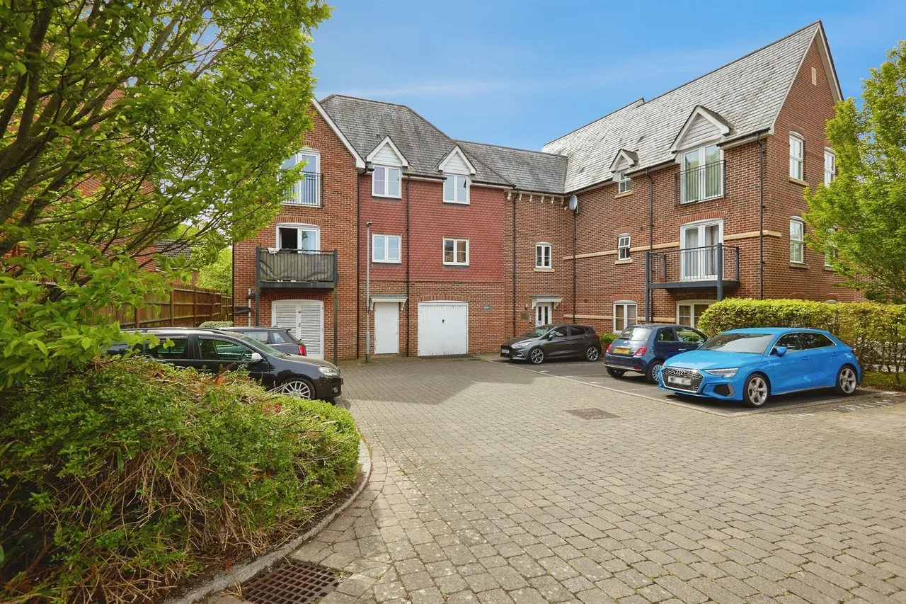 2 bed flat for sale — Pilgrims Way, Laverstock, Salisbury