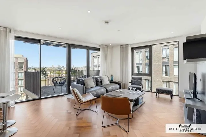 2 bed flat for sale, Embassy Gardens, SW11