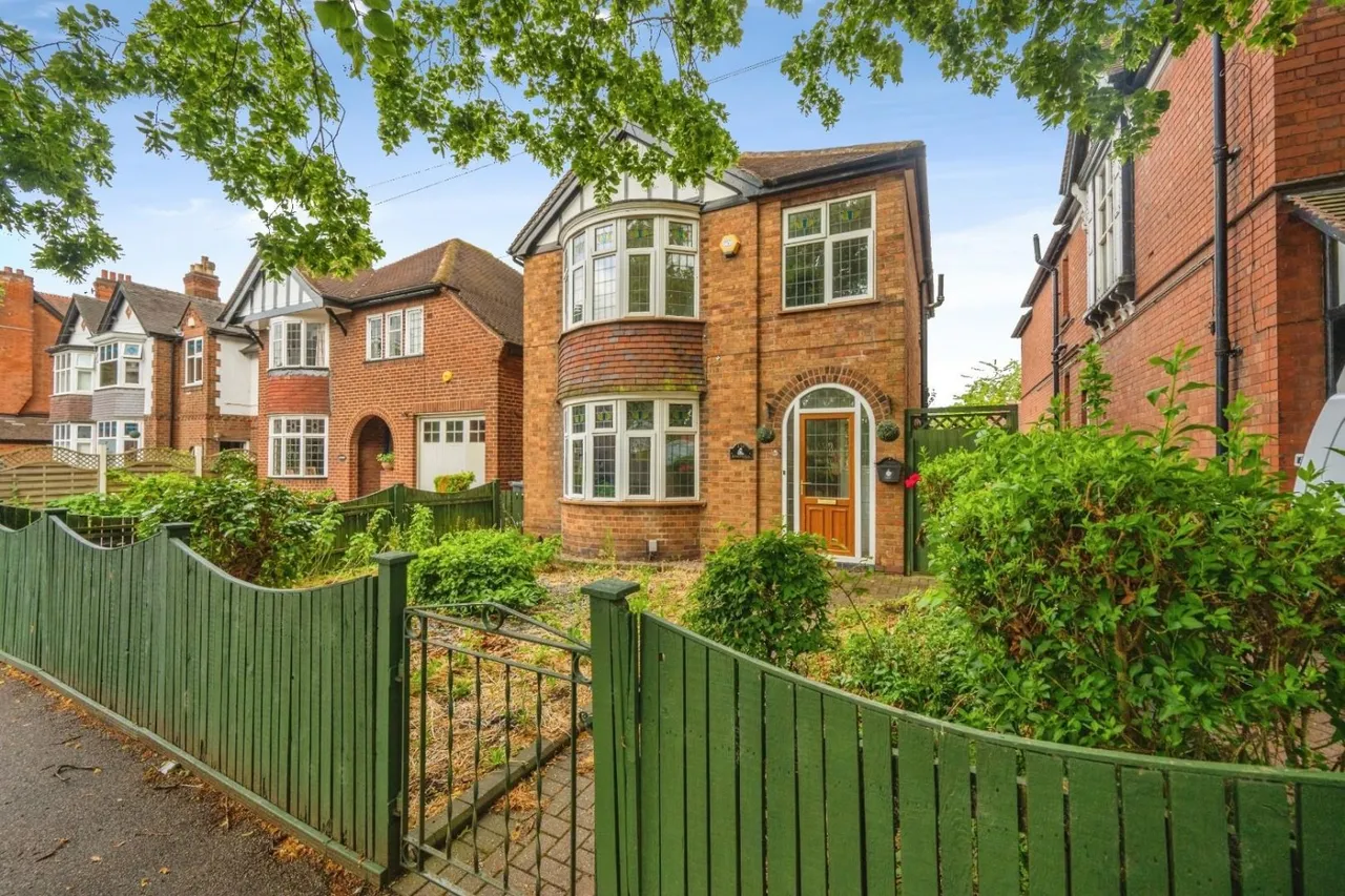 3 bed house for sale — Victoria Road, Tamworth
