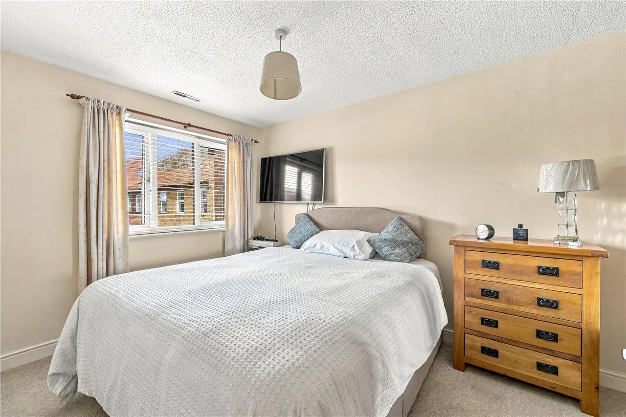 Rumsey Close, Hampton, TW12, photo 8