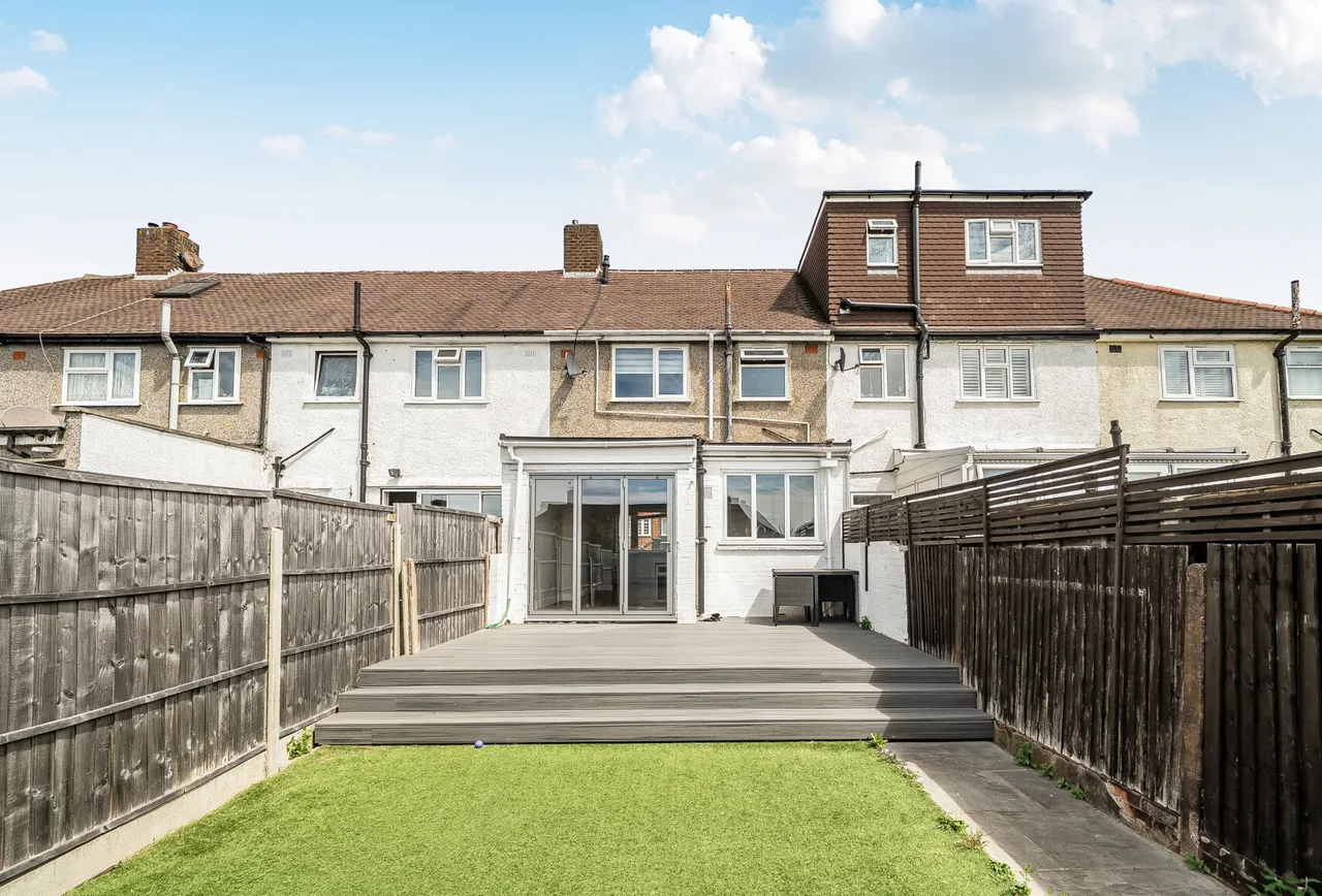 3 bed house for sale — Lynmouth Avenue, Morden, SM4 4RR