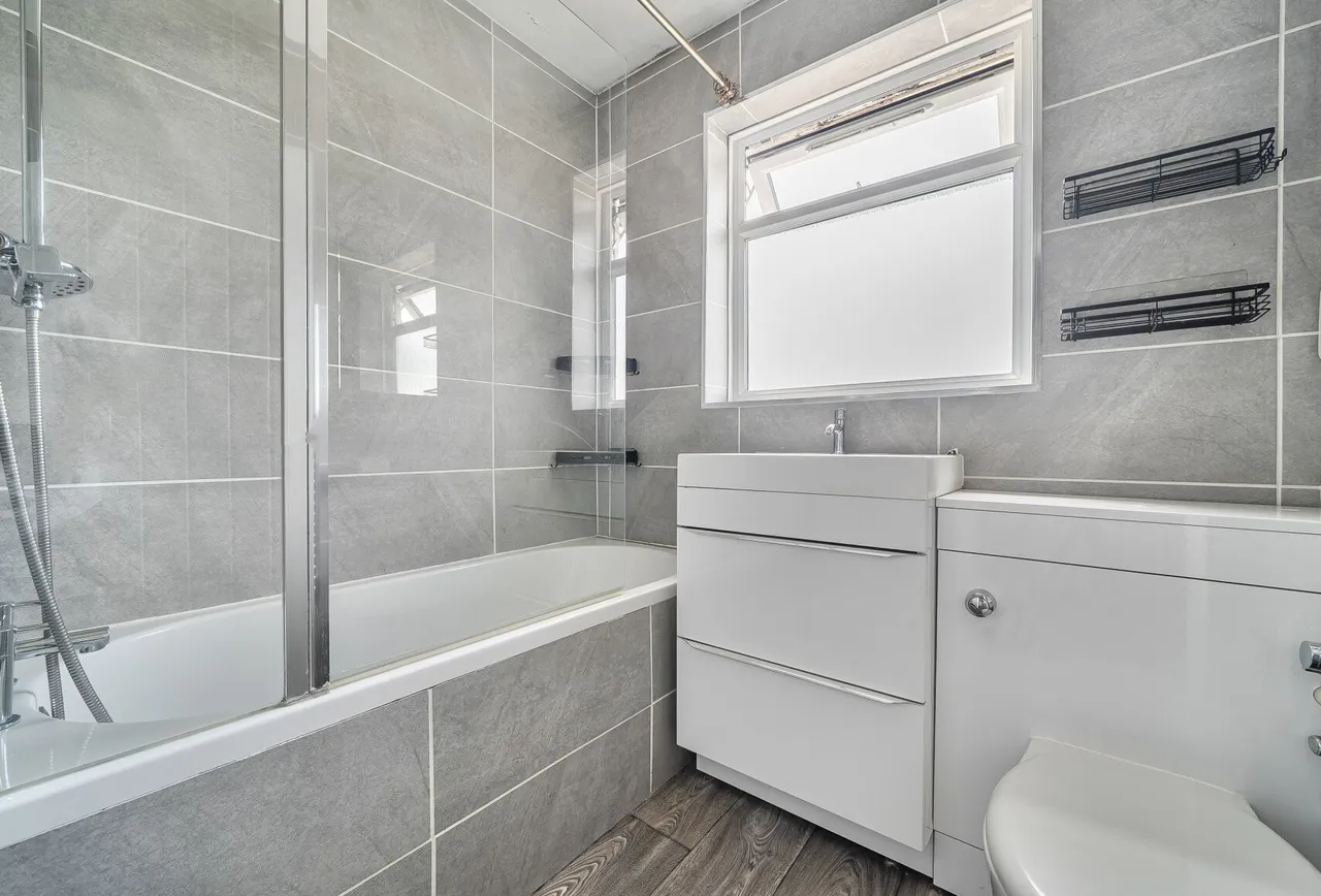Lynmouth Avenue, Morden, SM4 4RR, photo 5