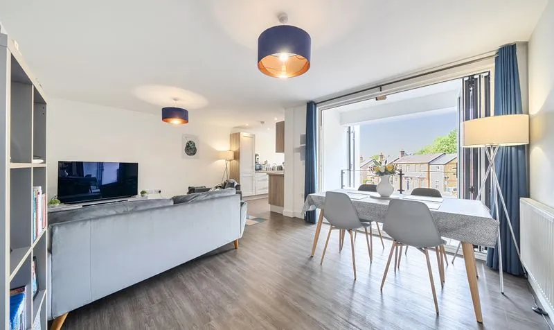 2 bed flat for sale — Chase Road, Epsom, KT19
