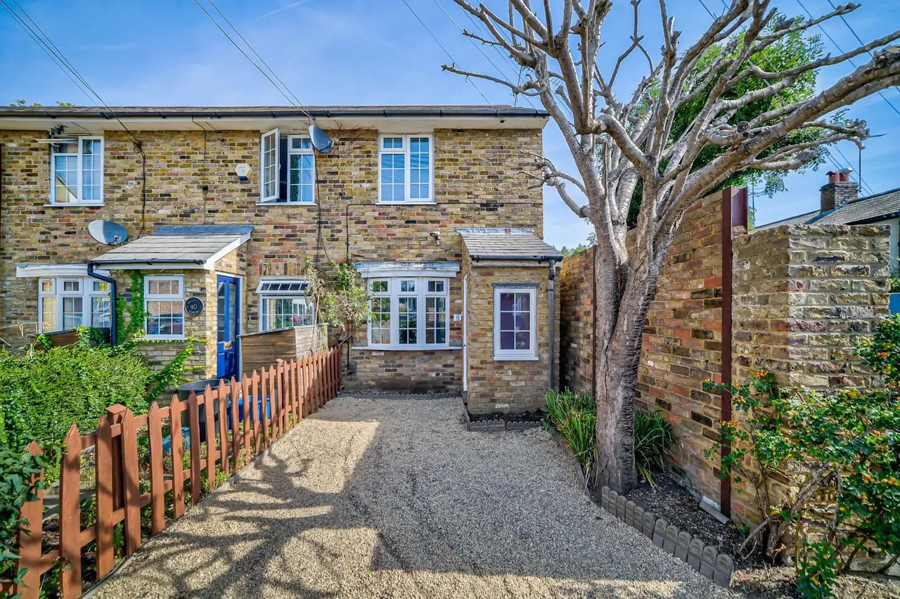 2 bed house for sale — Windmill Road, Hampton Hill, Hampton, TW12 1RH