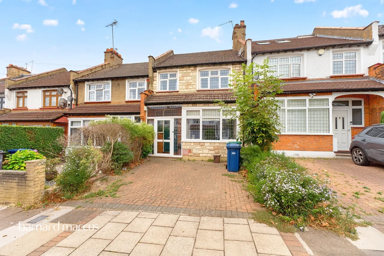 3 bed house for sale — Woodgrange Avenue, London