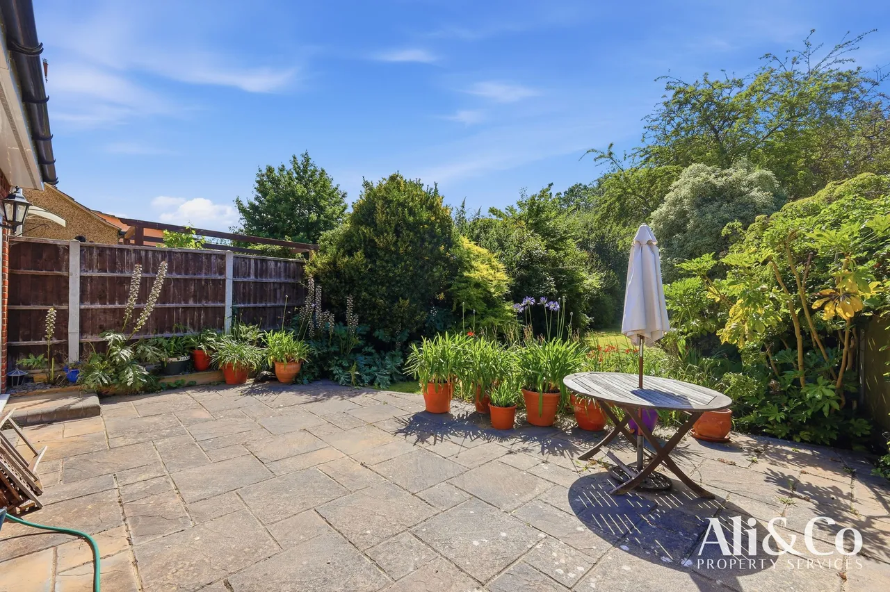 Bradleigh Avenue, Grays, Essex, RM17 5XD, photo 2