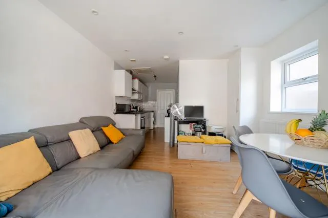High Street, Slough, SL1, photo 5