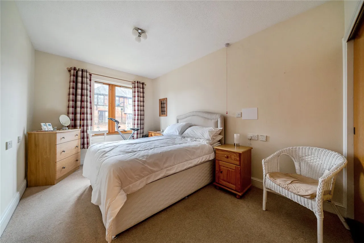 Hartford Court, Hartley Wintney, Hampshire, RG27 8PQ, photo 7