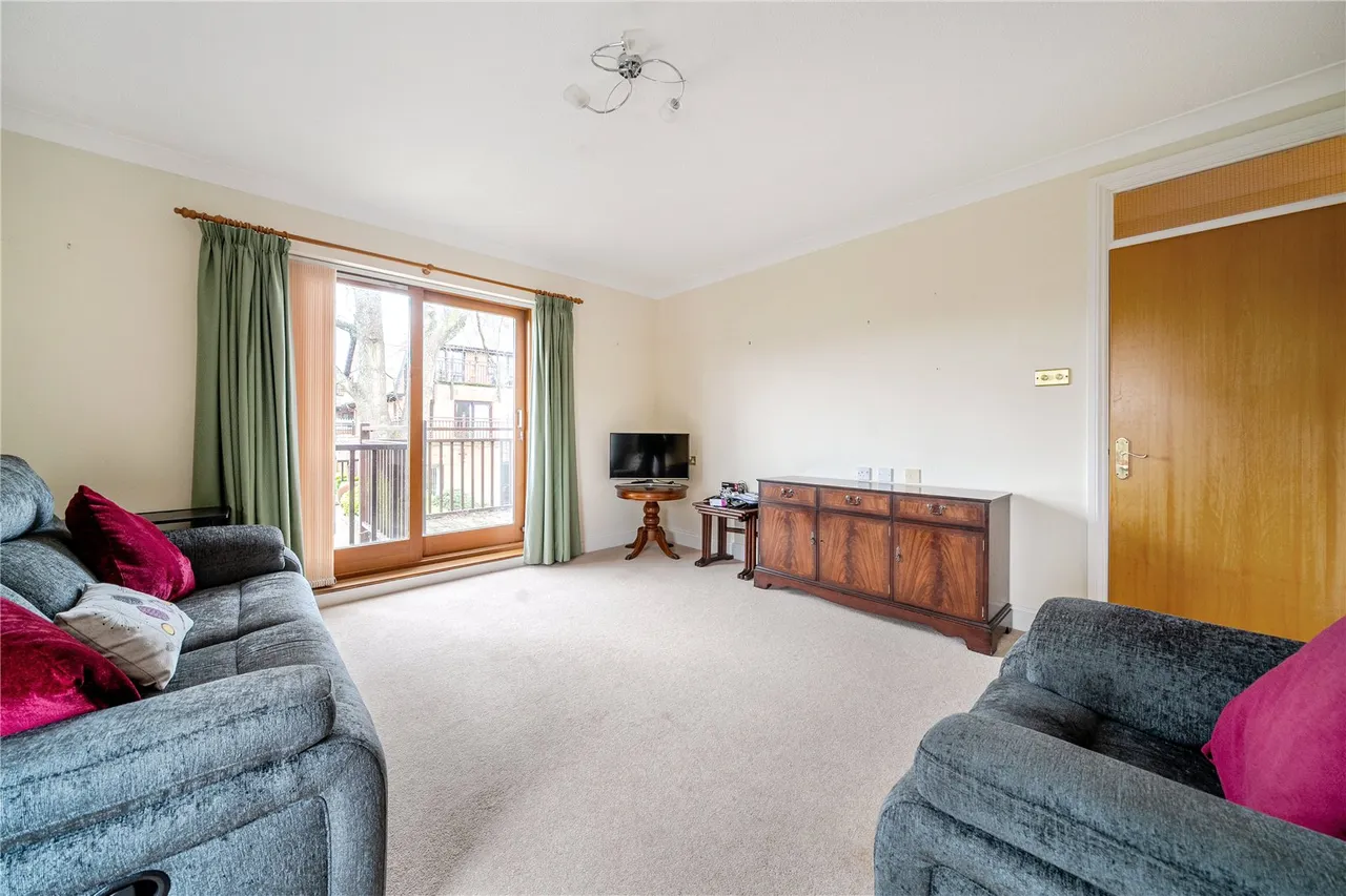 Hartford Court, Hartley Wintney, Hampshire, RG27 8PQ, photo 3
