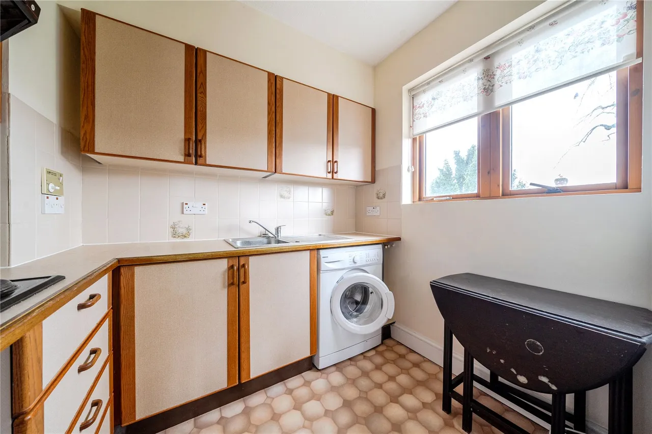 Hartford Court, Hartley Wintney, Hampshire, RG27 8PQ, photo 5