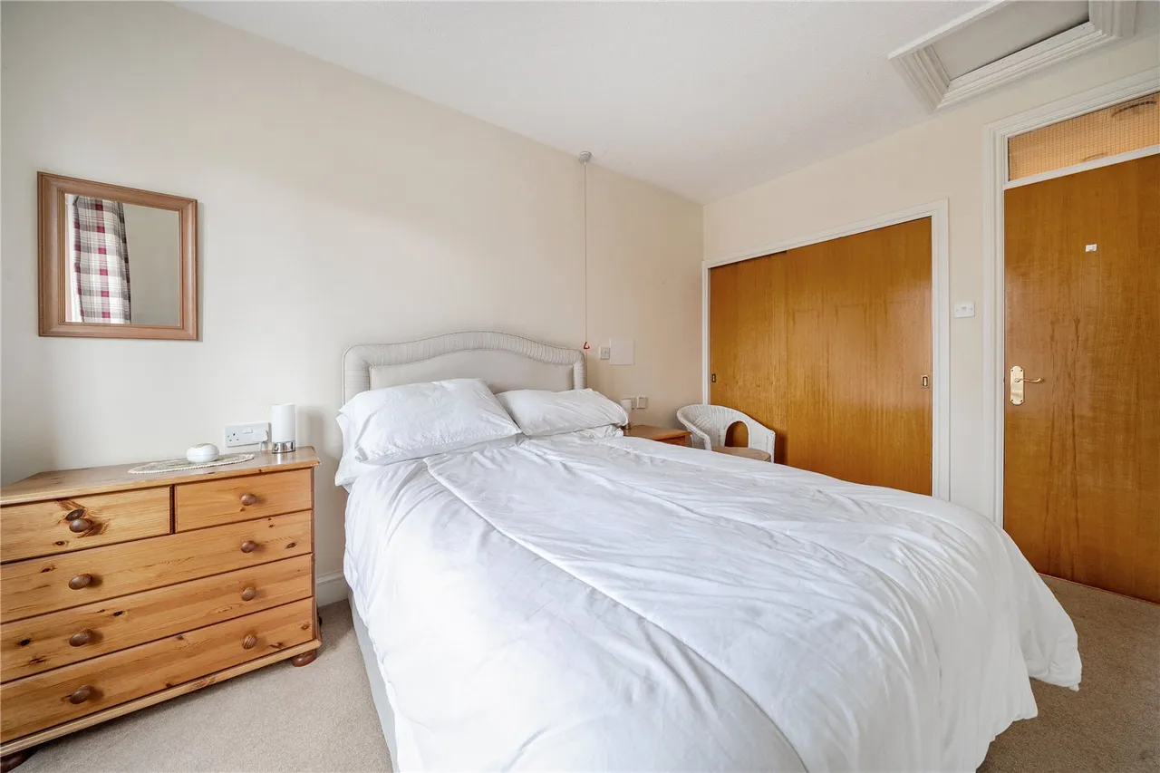 Hartford Court, Hartley Wintney, Hampshire, RG27 8PQ, photo 9
