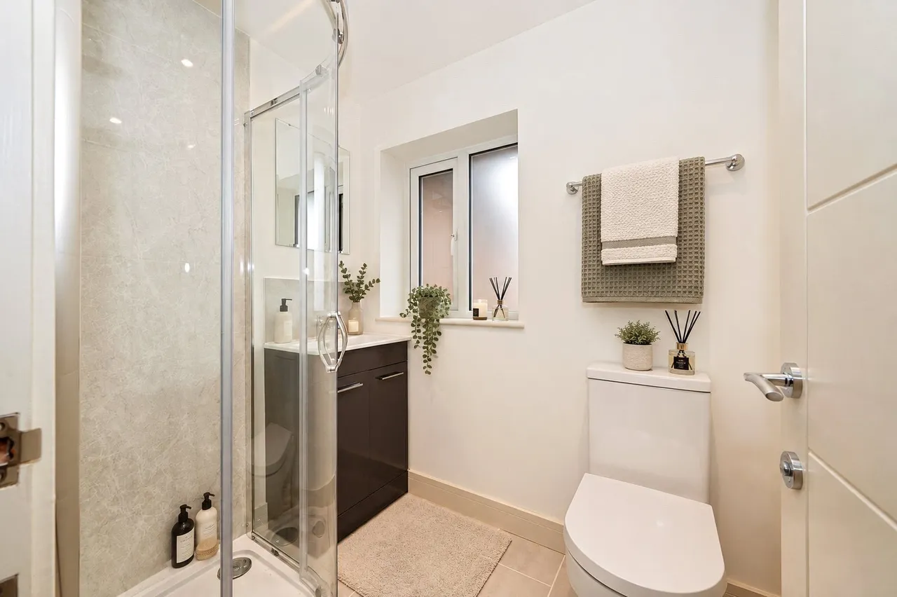 Farm Road, Esher, KT10, photo 9