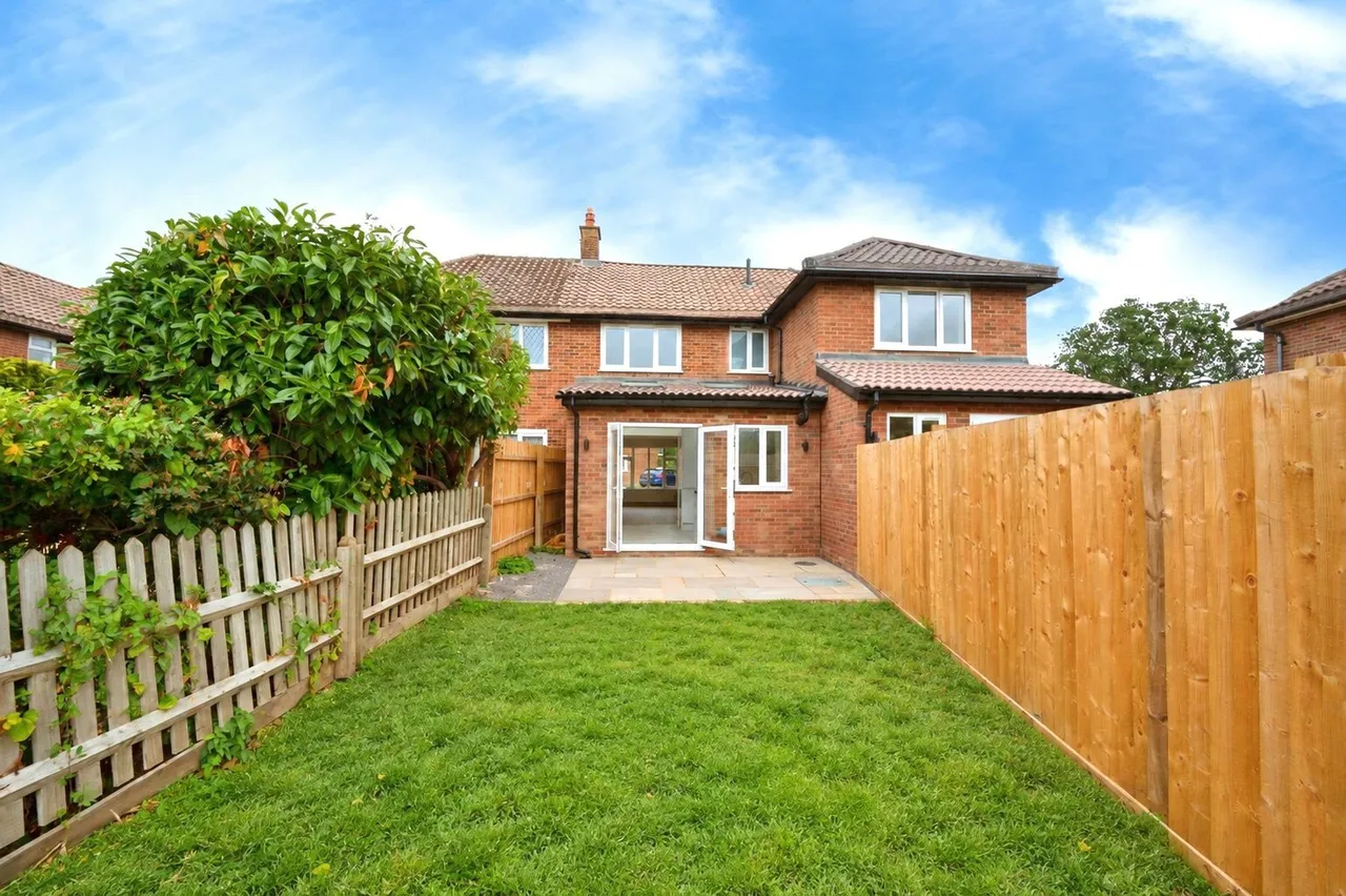 Farm Road, Esher, KT10, photo 3