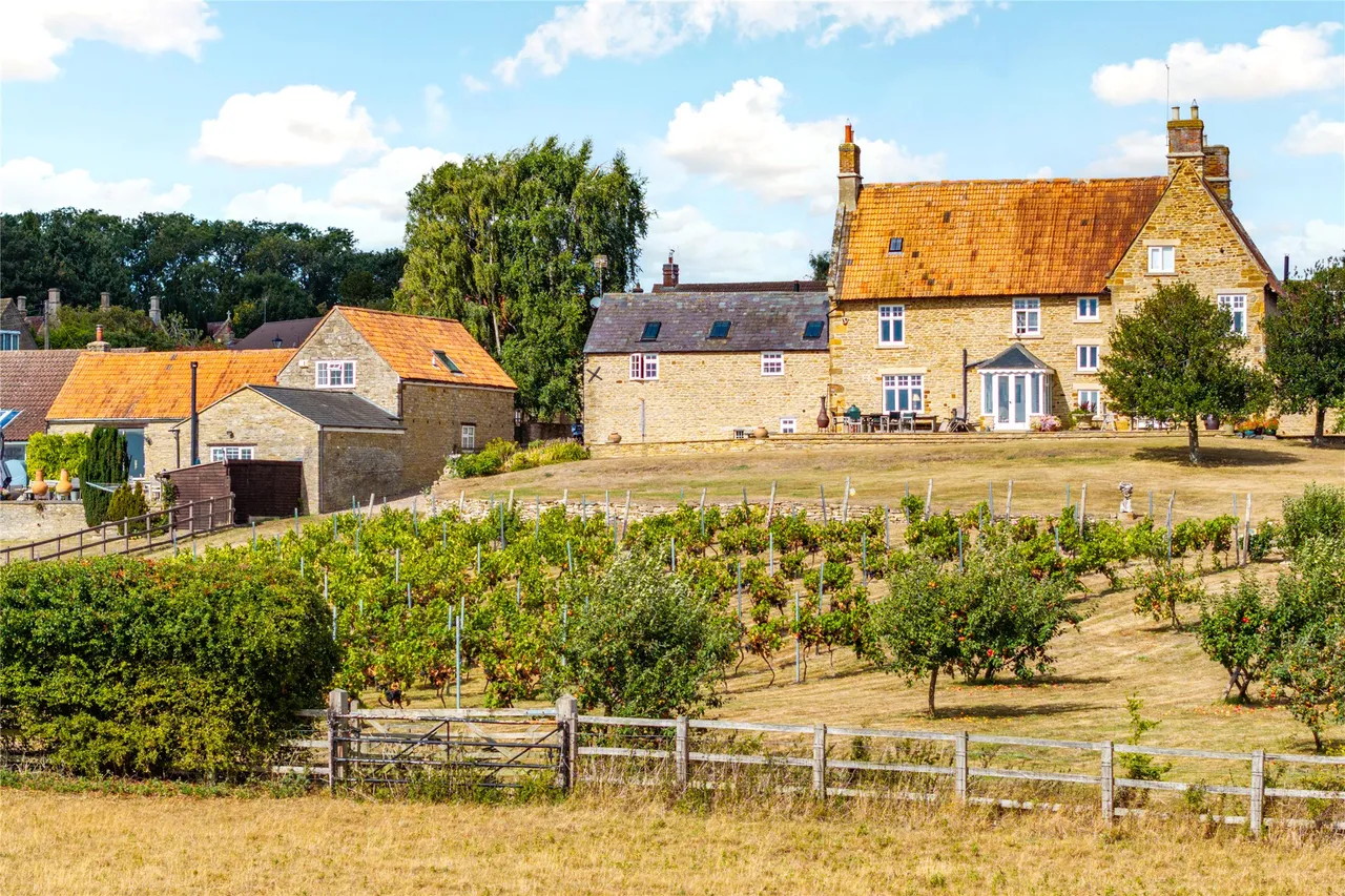 5 bed house for sale, High Street, Great Doddington, NN29