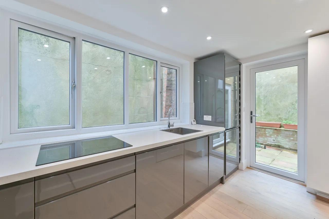 4a Robert Burns Mews, London, photo 5