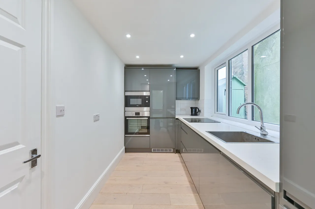 4a Robert Burns Mews, London, photo 6