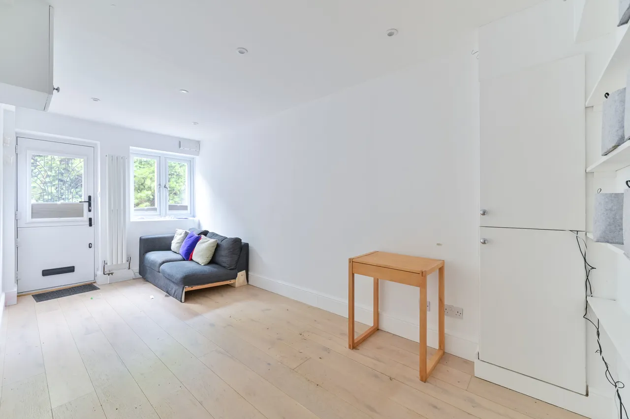 4a Robert Burns Mews, London, photo 4