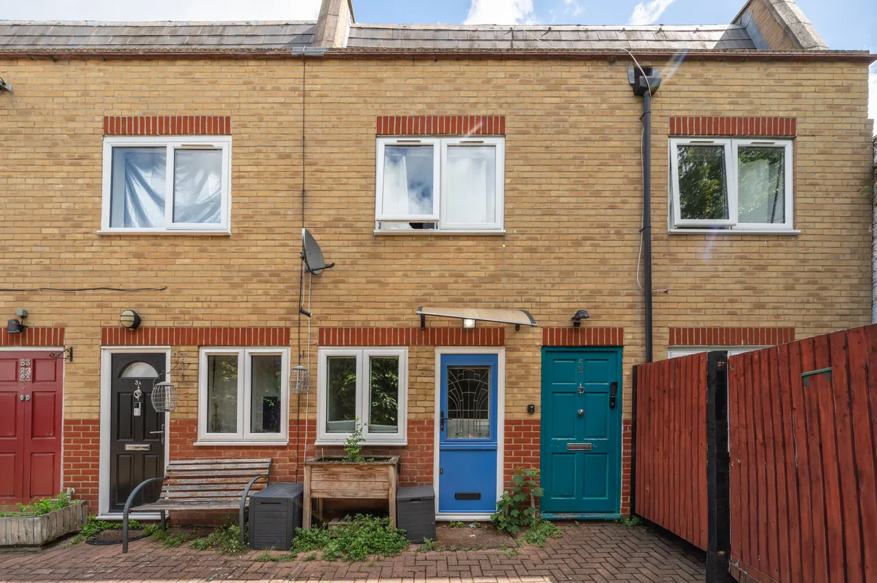4a Robert Burns Mews, London, photo 3