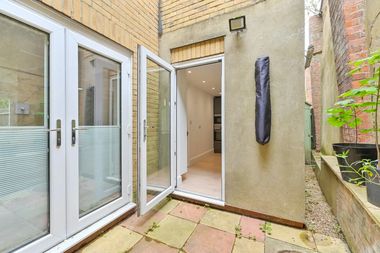 4a Robert Burns Mews, London, photo 11