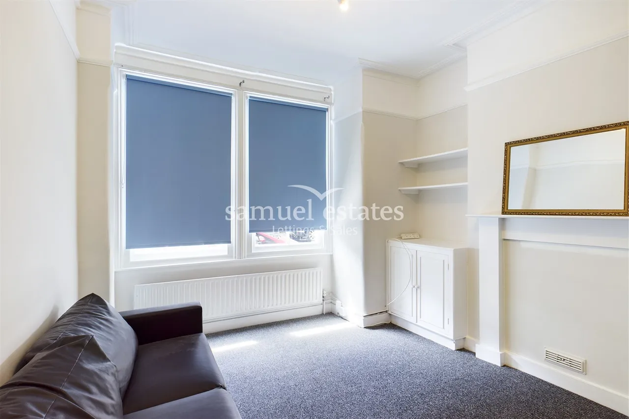 2 bed flat to rent, Colliers Wood, London, SW19