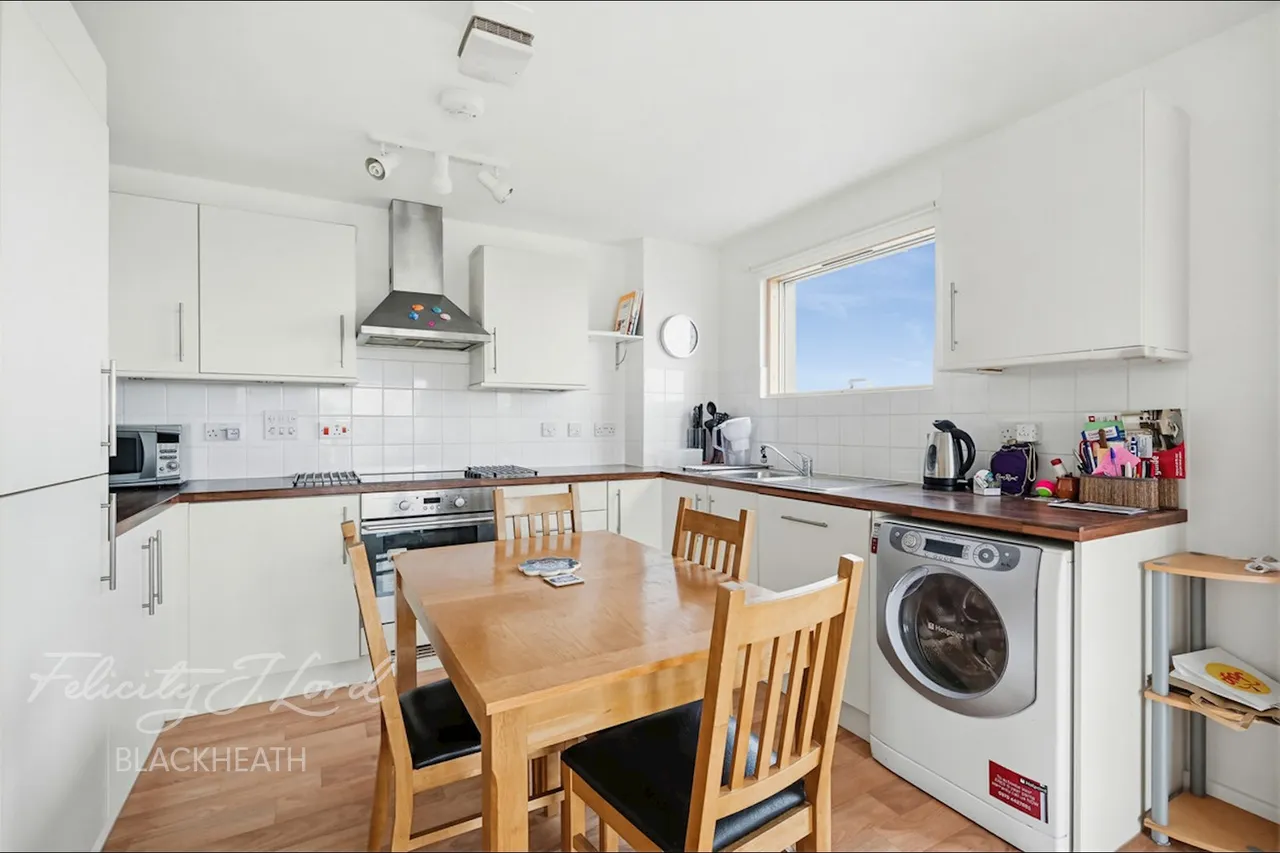 Restell Close, Blackheath, photo 2
