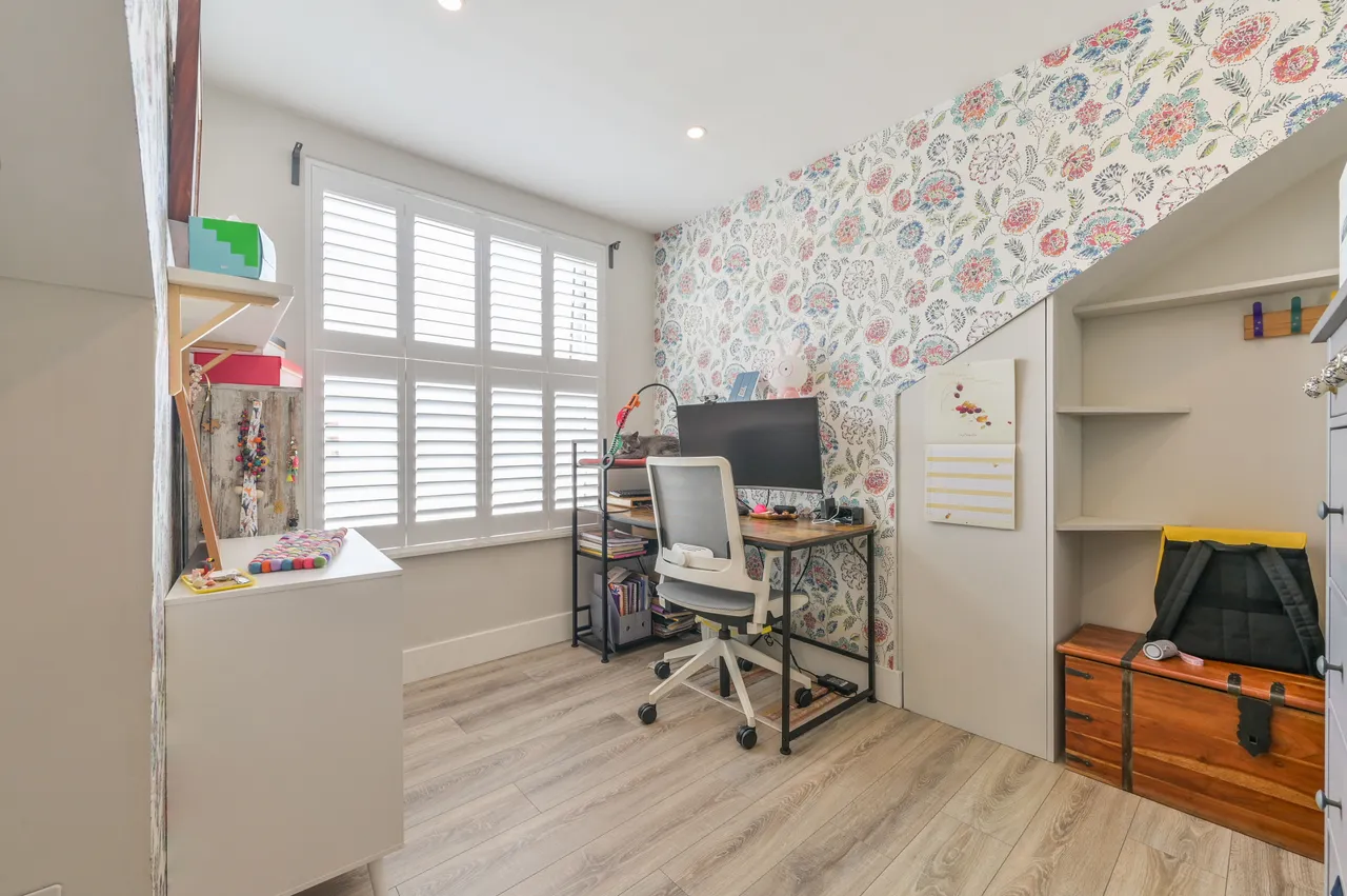 Brentford, TW8, photo 8