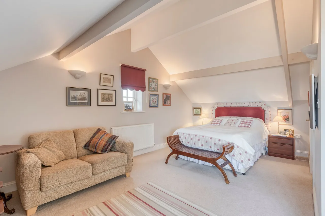 A Serene Retreat with Sunlit Gardens, photo 10