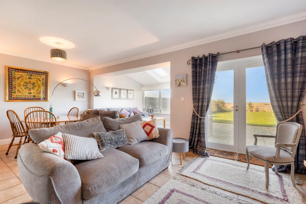 A Serene Retreat with Sunlit Gardens, photo 6
