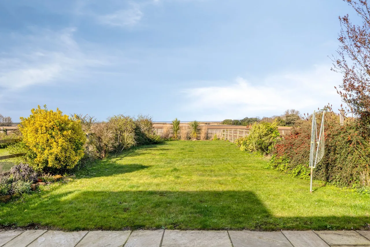 A Serene Retreat with Sunlit Gardens, photo 4
