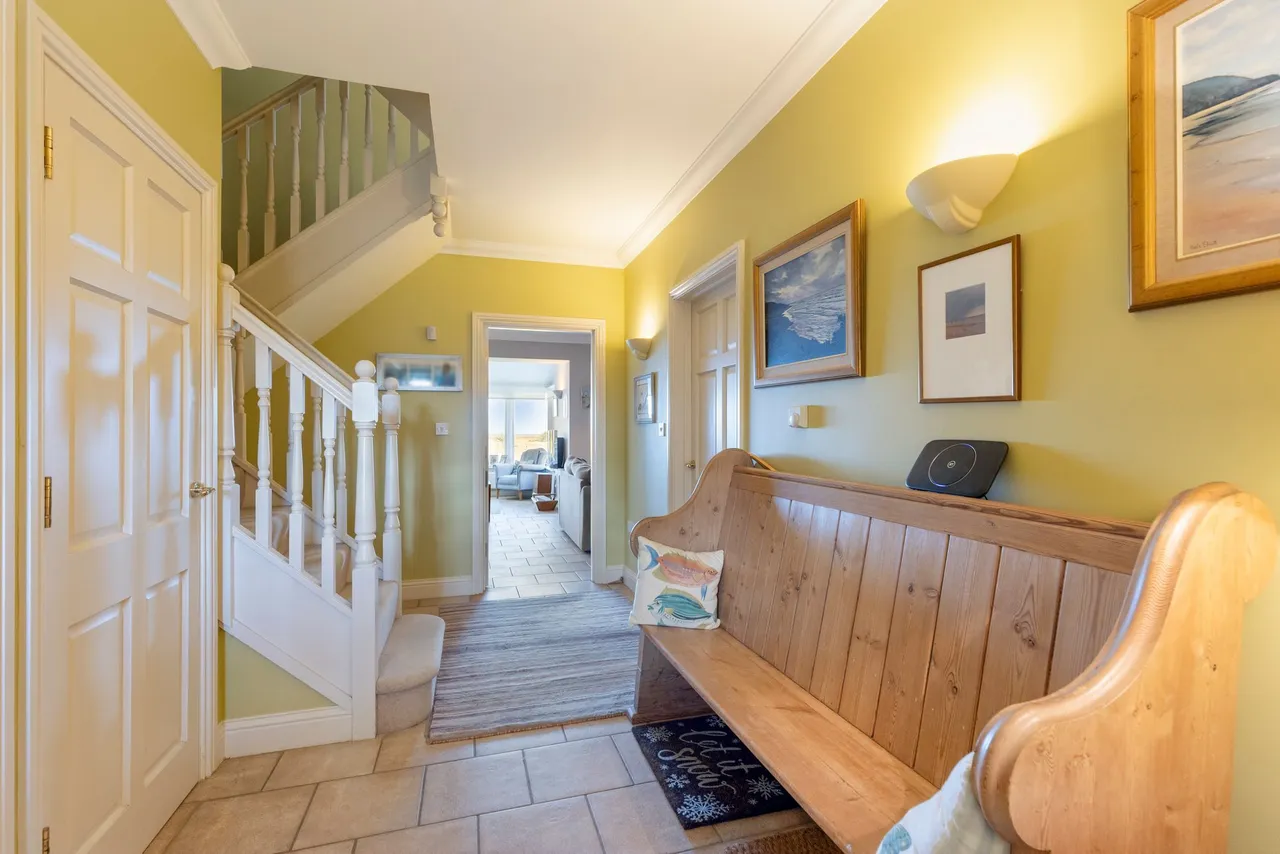 A Serene Retreat with Sunlit Gardens, photo 7