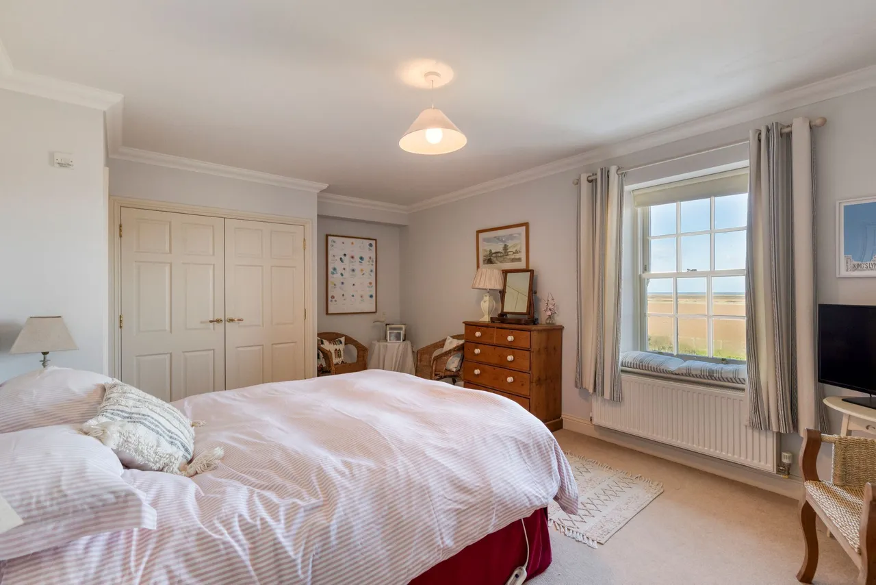 A Serene Retreat with Sunlit Gardens, photo 12