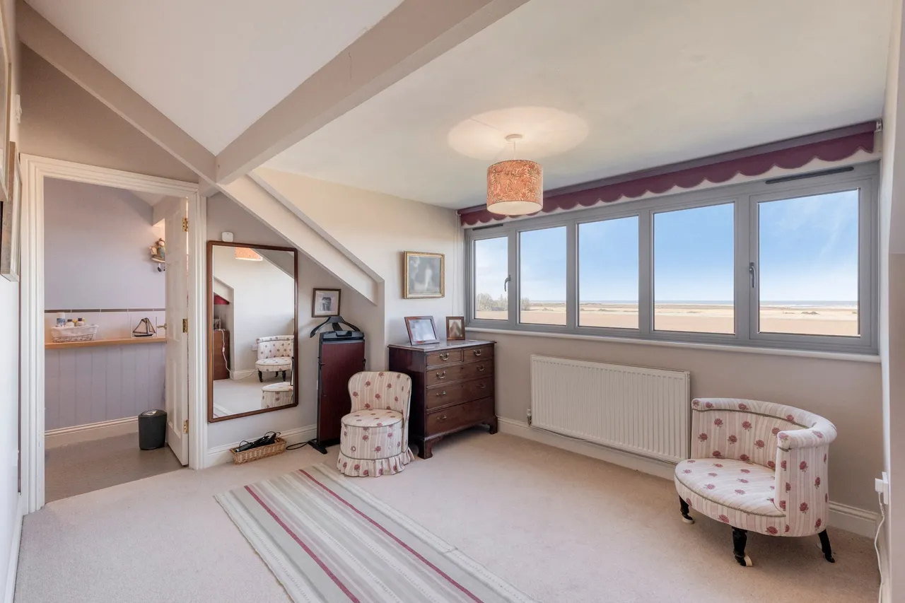A Serene Retreat with Sunlit Gardens, photo 11