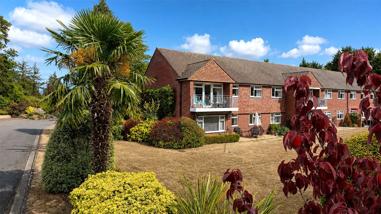 3 bed flat for sale, Broom Hall, Oxshott, KT22