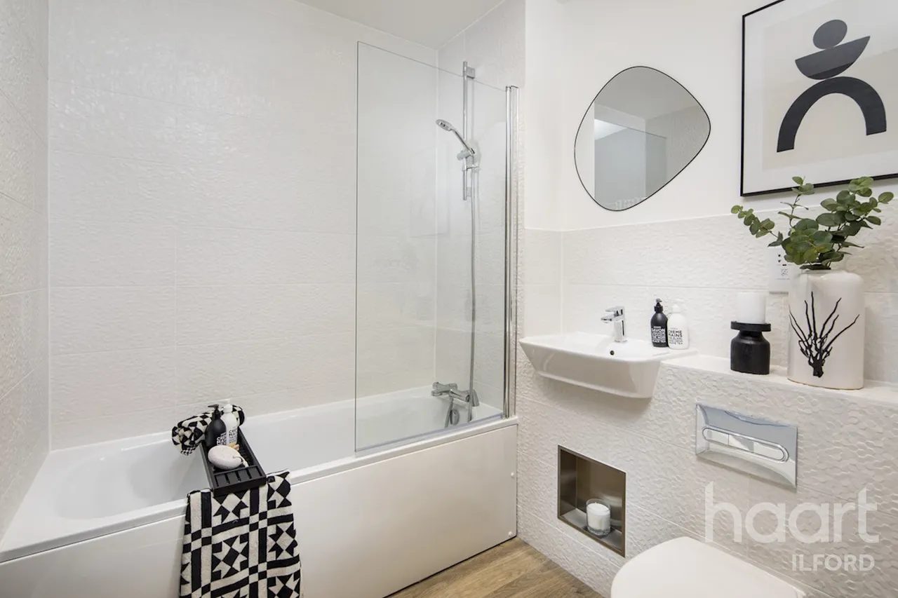 Wessex Close, London, IG3, photo 2