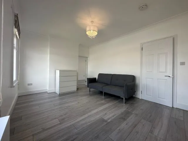 The Crescent, Slough, SL1, photo 2