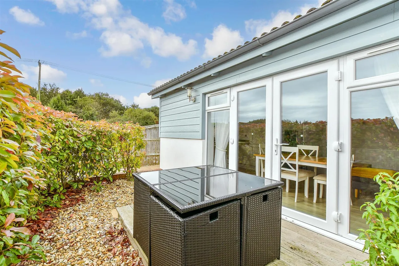 Fort Warden Road, Totland Bay, PO39, photo 9