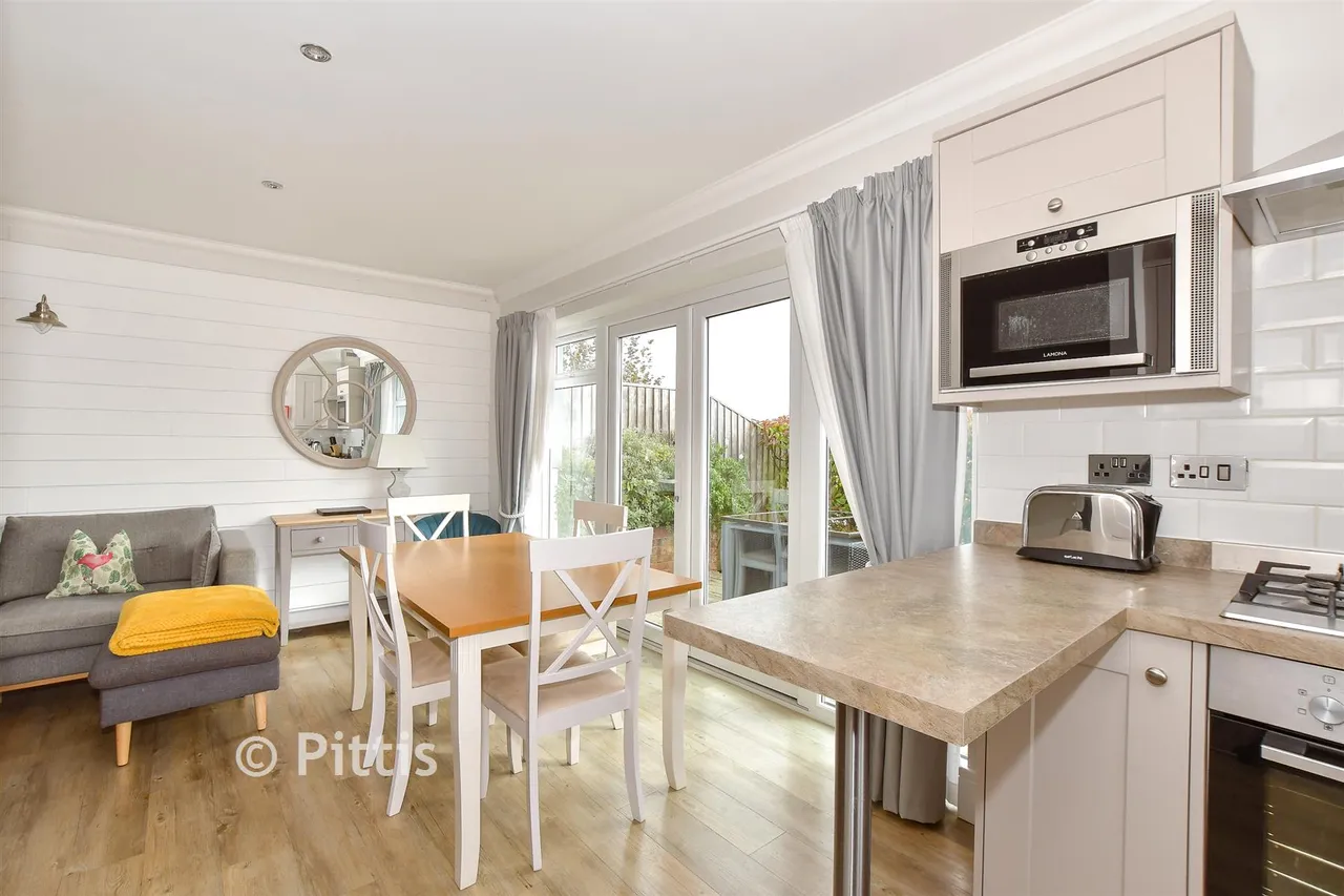 Fort Warden Road, Totland Bay, PO39, photo 10