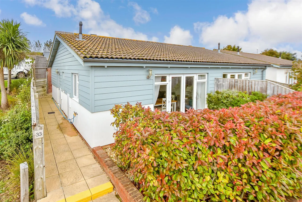 2 bed park home for sale, Fort Warden Road, Totland Bay, PO39