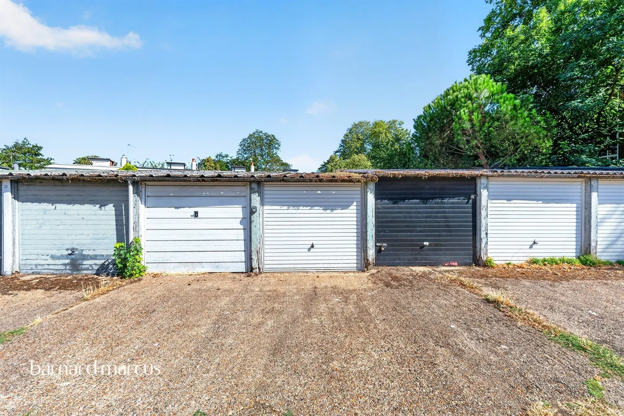 garage for sale — Radcliffe Square, London
