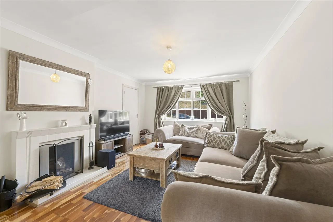 Kenton Avenue, Sunbury, TW16 5AS, photo 3